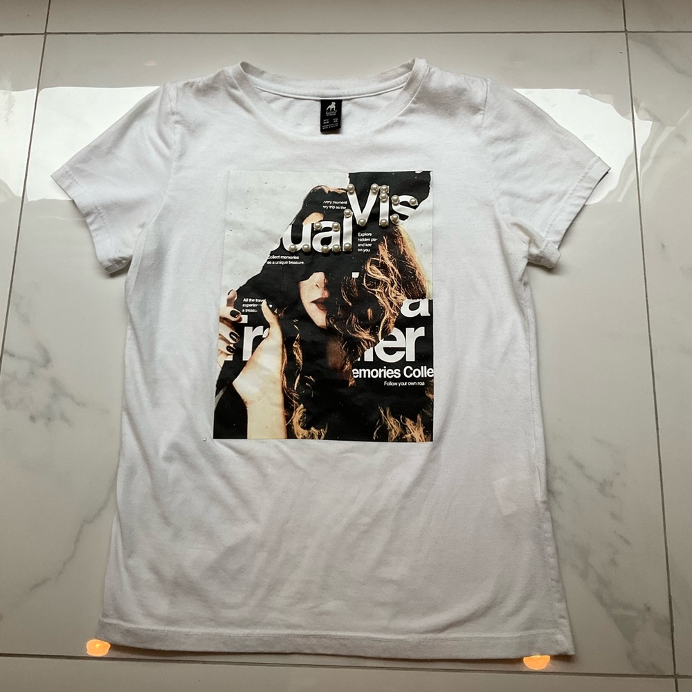 Cuidado con el perro tee with pearl designs on shirt